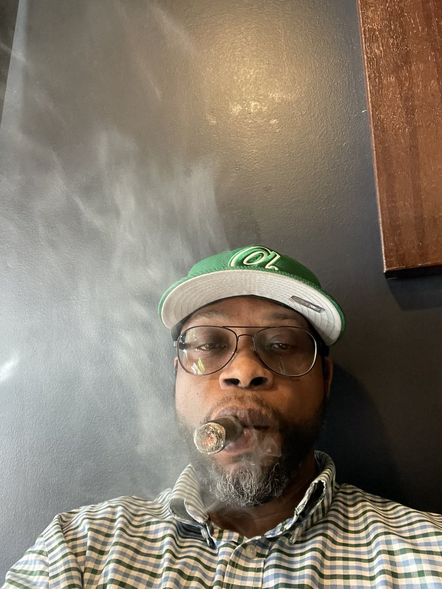 leafgarrett's tweet photo. St. Paddy day smoke Escobar cigar https://t.co/QhU2wDlJ65