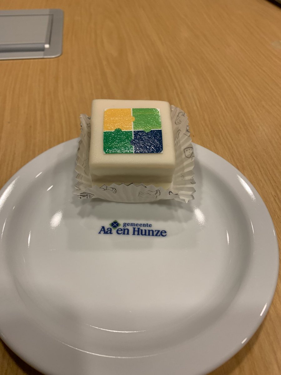 henkheijerman's tweet image. Vanavond een eerste vergadering met leden van de oude en nieuwe fractie van @CGB_AenH in het gemeentehuis van @aaenhunze .
Onder het genot van een kopje koffie en een petit four teruggekeken op de behaalde 9 raadszetels. Tevreden en vol trots.👍 En ook alvast een blik naar voren.