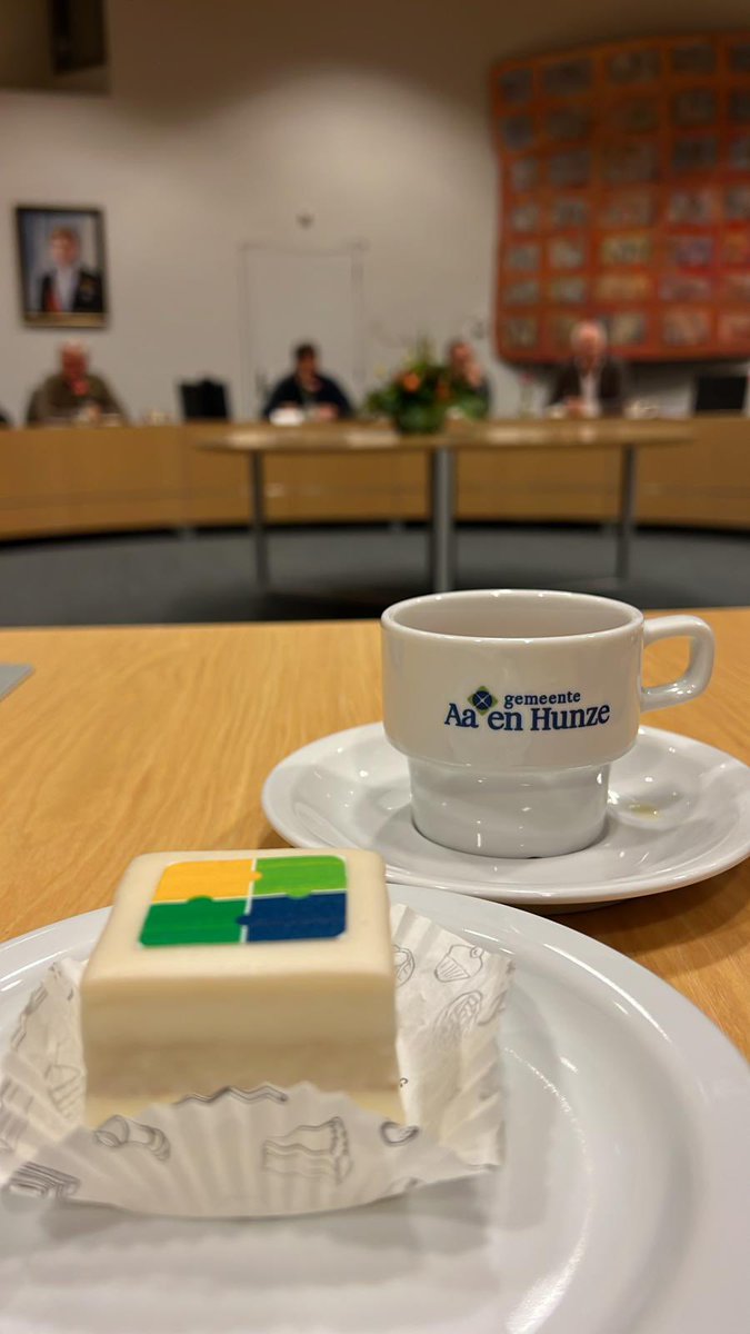 henkheijerman's tweet image. Vanavond een eerste vergadering met leden van de oude en nieuwe fractie van @CGB_AenH in het gemeentehuis van @aaenhunze .
Onder het genot van een kopje koffie en een petit four teruggekeken op de behaalde 9 raadszetels. Tevreden en vol trots.👍 En ook alvast een blik naar voren.
