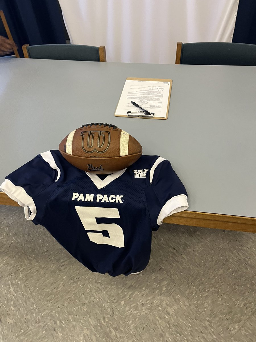 Wiltum2's tweet photo. Signing day✅officially a falcon💙🦅🤍@pack_recruits @CoachBowser2 https://t.co/nMnNgXuq0E