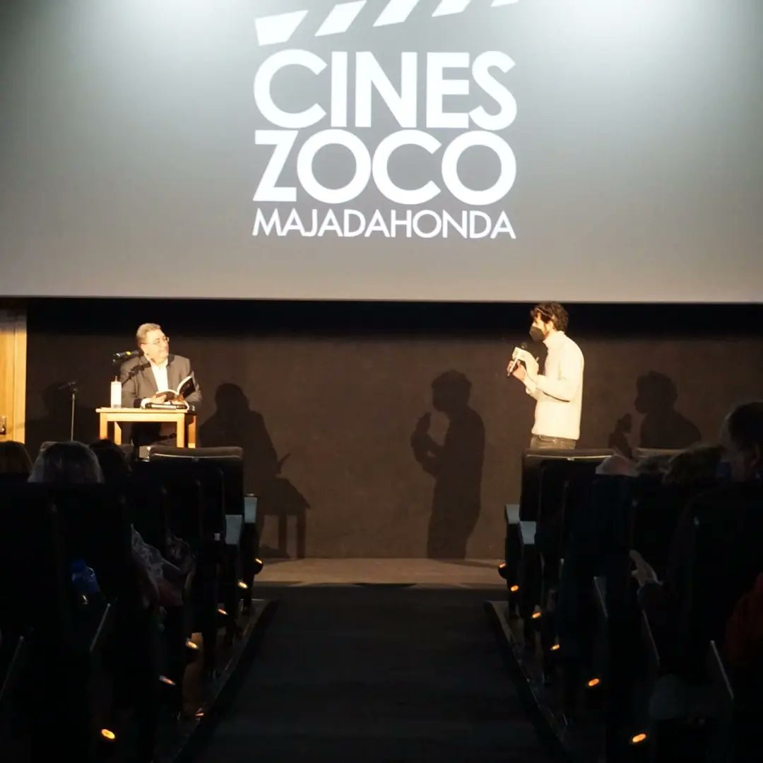 cineszoco's tweet photo. 💁🏼‍♀️Estamos analizando  con el experto musical y compositor #LuisAgius la banda sonora de la película #AscesorParaElCadalso creada por #MilesDavis 🙋🏻
Fotos: @JesusJescuder58 https://t.co/RiKV2v0Rcn