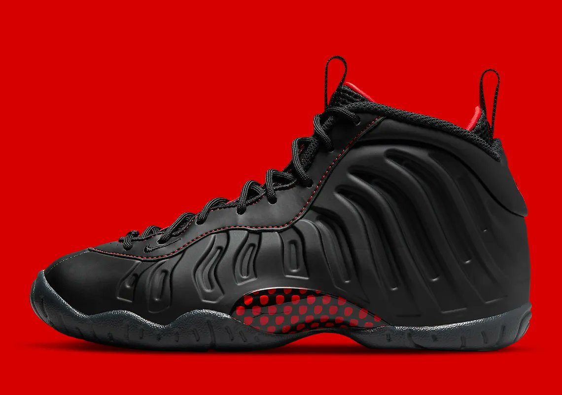 Sneaker News tweet media