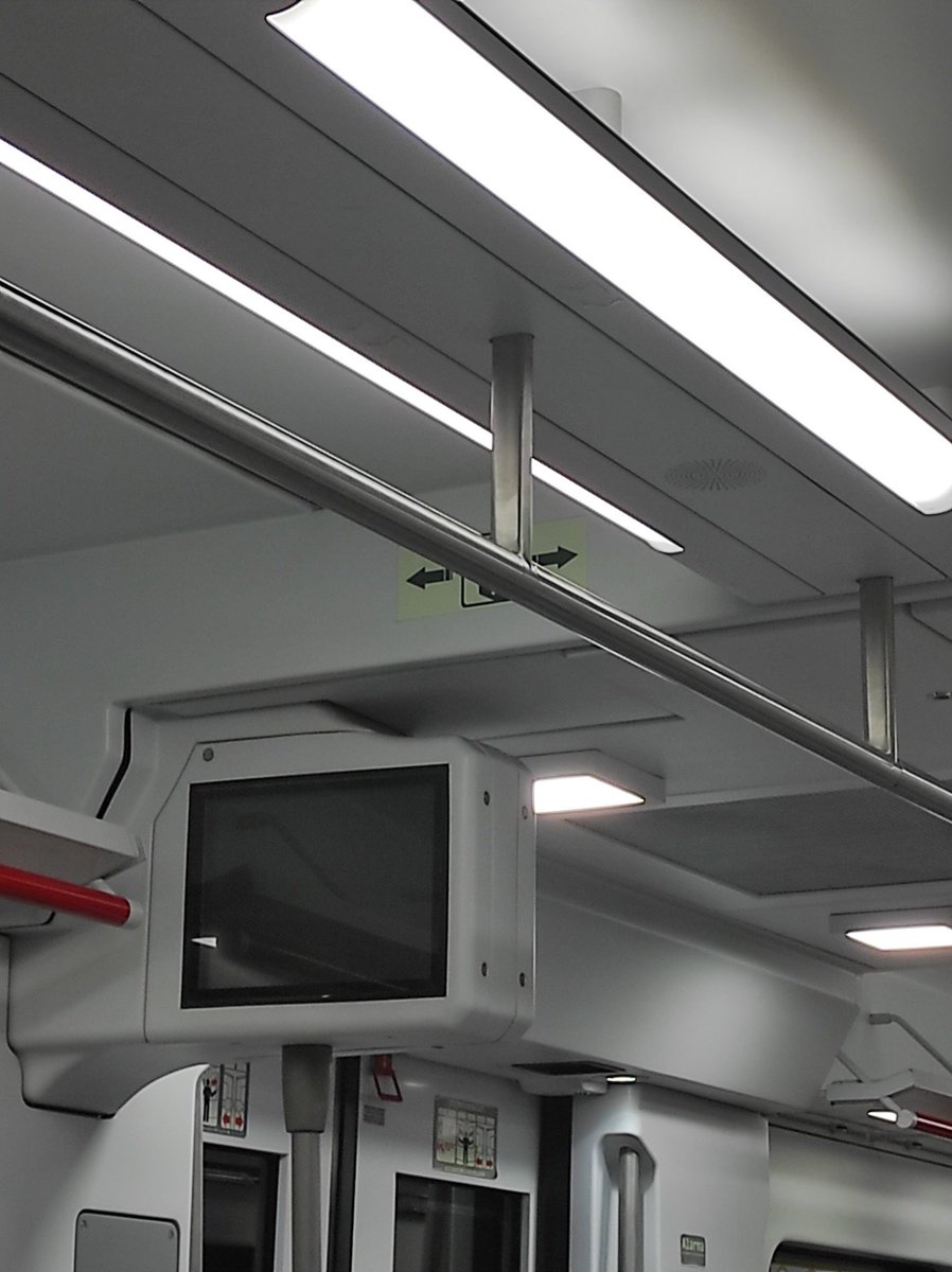 saralidiaester's tweet photo. Estic al tren R4 @rodalies i no té ni les pantalles ni la veu de les pròximes parades. NI UNA!
Si voleu senyors de @Renfe podem fer un crowdfunding per pagar el manteniment si cal. A Catalunya ja estem acostumats a tenir trens del tercer món amb quotes del primer. https://t.co/bRK7cmPtIr