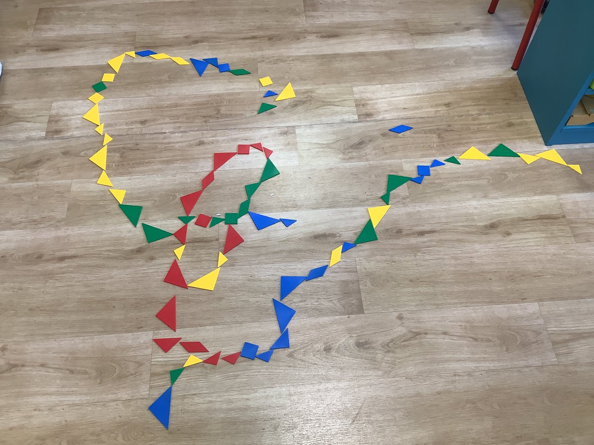 PS_MS_Drul's tweet photo. Nous avons travaillé les sommets et les côtés comme dans notre chanson, voici nos constructions collectives #mathsenforme A vous les copains #problemater @22llc @CJdlc de réaliser des constructions : Côté contre côté ou Sommet contre sommet https://t.co/g5qgaJgCVb
