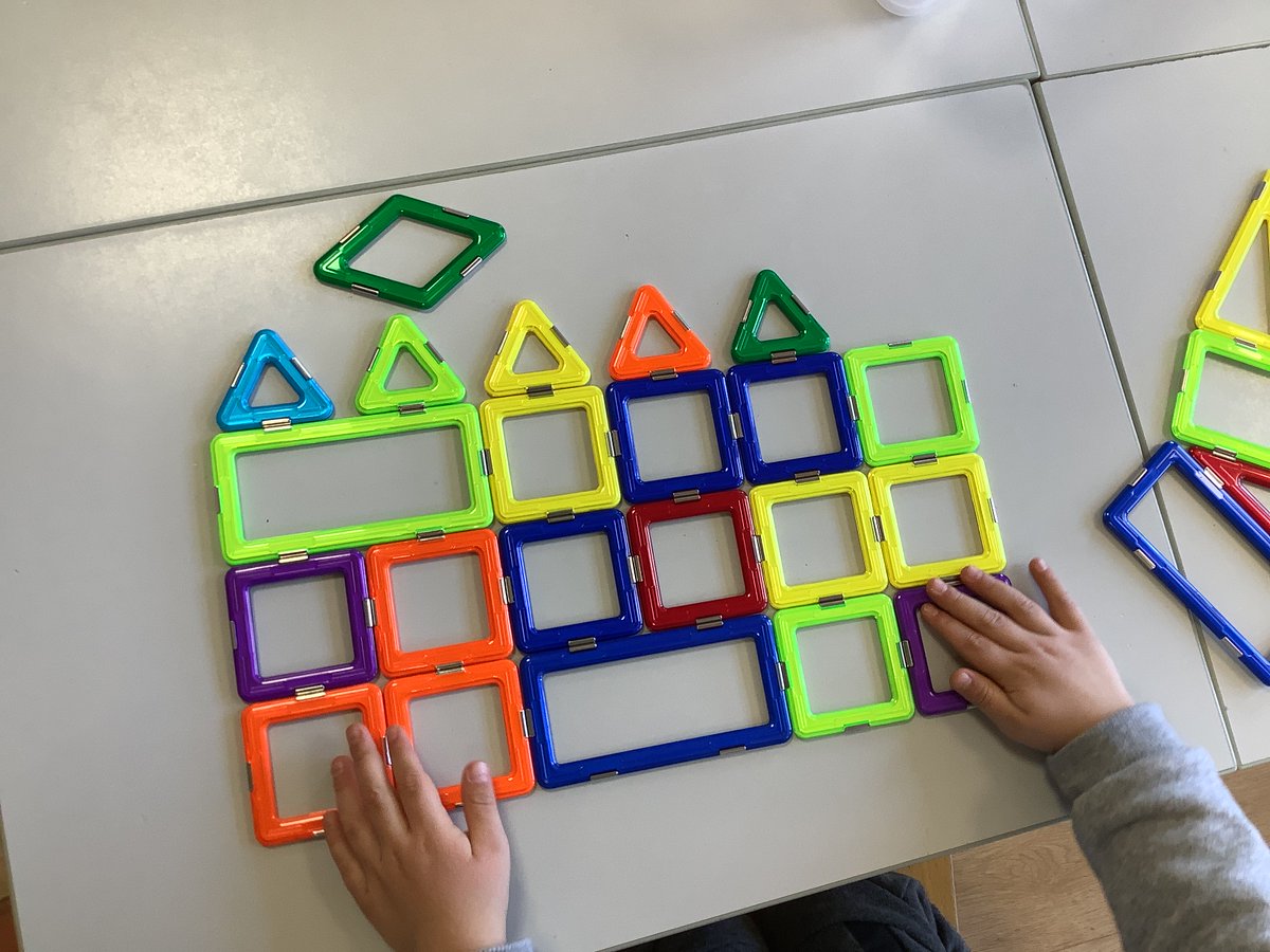 PS_MS_Drul's tweet photo. Nous avons travaillé les sommets et les côtés comme dans notre chanson, voici nos constructions collectives #mathsenforme A vous les copains #problemater @22llc @CJdlc de réaliser des constructions : Côté contre côté ou Sommet contre sommet https://t.co/g5qgaJgCVb