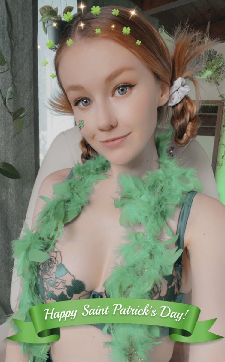 TheEmilyBloom's tweet photo. Live on mfc for last stream before a little break. 
https://t.co/2RX4zhytUH https://t.co/4e3cdf2TW0