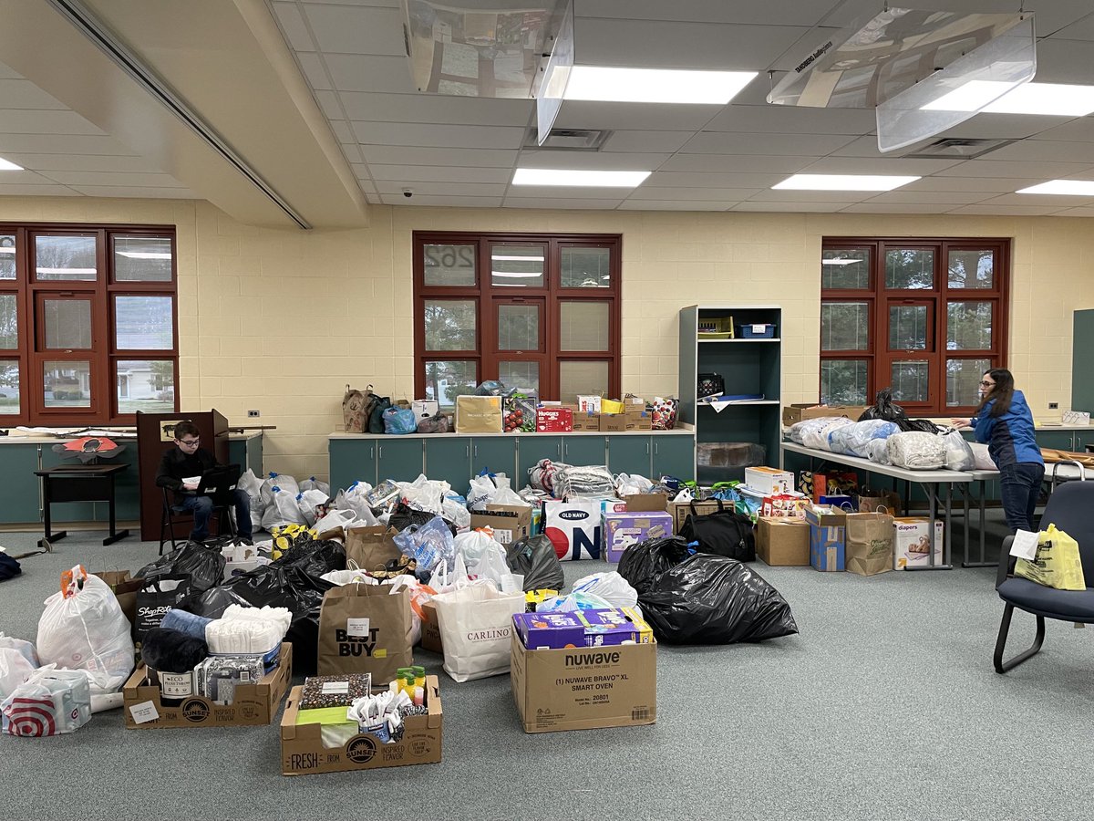 HeatherMoranNJ's tweet photo. Overwhelming support in the last hour as ⁦@LoganTownshipSD⁩ Student Council collects supplies for families in need in #Ukraine @loganproud #studentcouncil #studentsmakingadifference https://t.co/LiMh7Sgj7l
