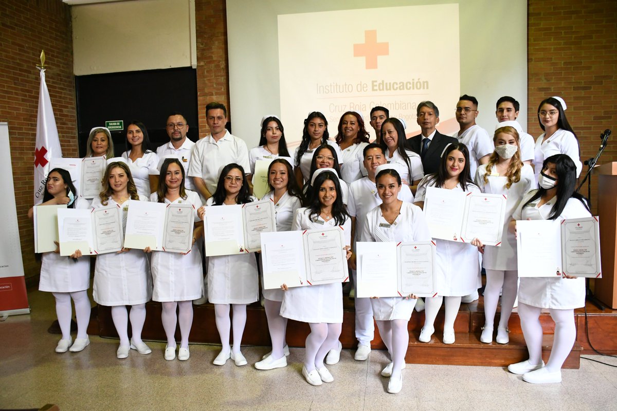 cruzrojabogota's tweet photo. Hoy, gracias al esfuerzo, pasión y dedicación, nuestros estudiantes del #InsitutoDeEducación cumplieron su sueño de graduarse como Técnicos en Auxiliar de Enfermería. Su misión: #SalvarVidas 👩‍⚕️👨‍⚕️💉💊

#MeFormoParaSalvarVidas #Enfermería #Salud #Grados https://t.co/4UsILcfMoD