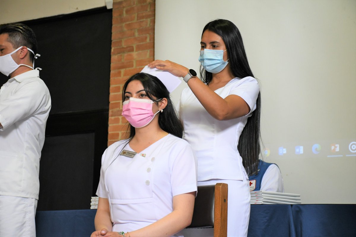 cruzrojabogota's tweet photo. Hoy, gracias al esfuerzo, pasión y dedicación, nuestros estudiantes del #InsitutoDeEducación cumplieron su sueño de graduarse como Técnicos en Auxiliar de Enfermería. Su misión: #SalvarVidas 👩‍⚕️👨‍⚕️💉💊

#MeFormoParaSalvarVidas #Enfermería #Salud #Grados https://t.co/4UsILcfMoD