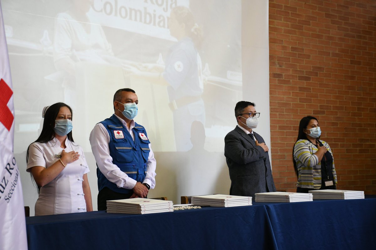 cruzrojabogota's tweet photo. Hoy, gracias al esfuerzo, pasión y dedicación, nuestros estudiantes del #InsitutoDeEducación cumplieron su sueño de graduarse como Técnicos en Auxiliar de Enfermería. Su misión: #SalvarVidas 👩‍⚕️👨‍⚕️💉💊

#MeFormoParaSalvarVidas #Enfermería #Salud #Grados https://t.co/4UsILcfMoD