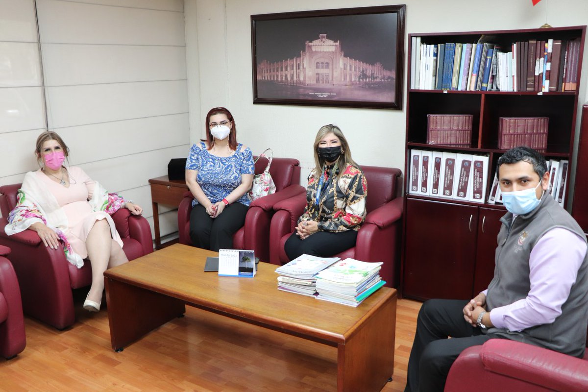 IEPAM1's tweet photo. Convencidos de que las relaciones intergeneracionales contribuyen al respeto a las Personas Adultas Mayores, el IEPAM presentó a estudiantes de la @EIAO_UANL, la conferencia “Haciendo Realidad el Derecho a la Igualdad” a cargo de la Dra. Myrna García.

#IEPAM #EIAO #AdultoMayor https://t.co/eiZFKiA69w
