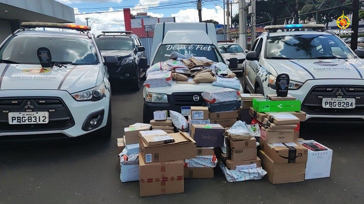 pmdfoficial's tweet photo. PMDF #prendeu homem que roubou furgão com mercadorias compradas na #internet, na Ceilândia. O motorista do furgão fazia entrega dos produtos em Samambaia quando foi rendido pelo homem e o #comparsa dele. https://t.co/t2fv9phYZW