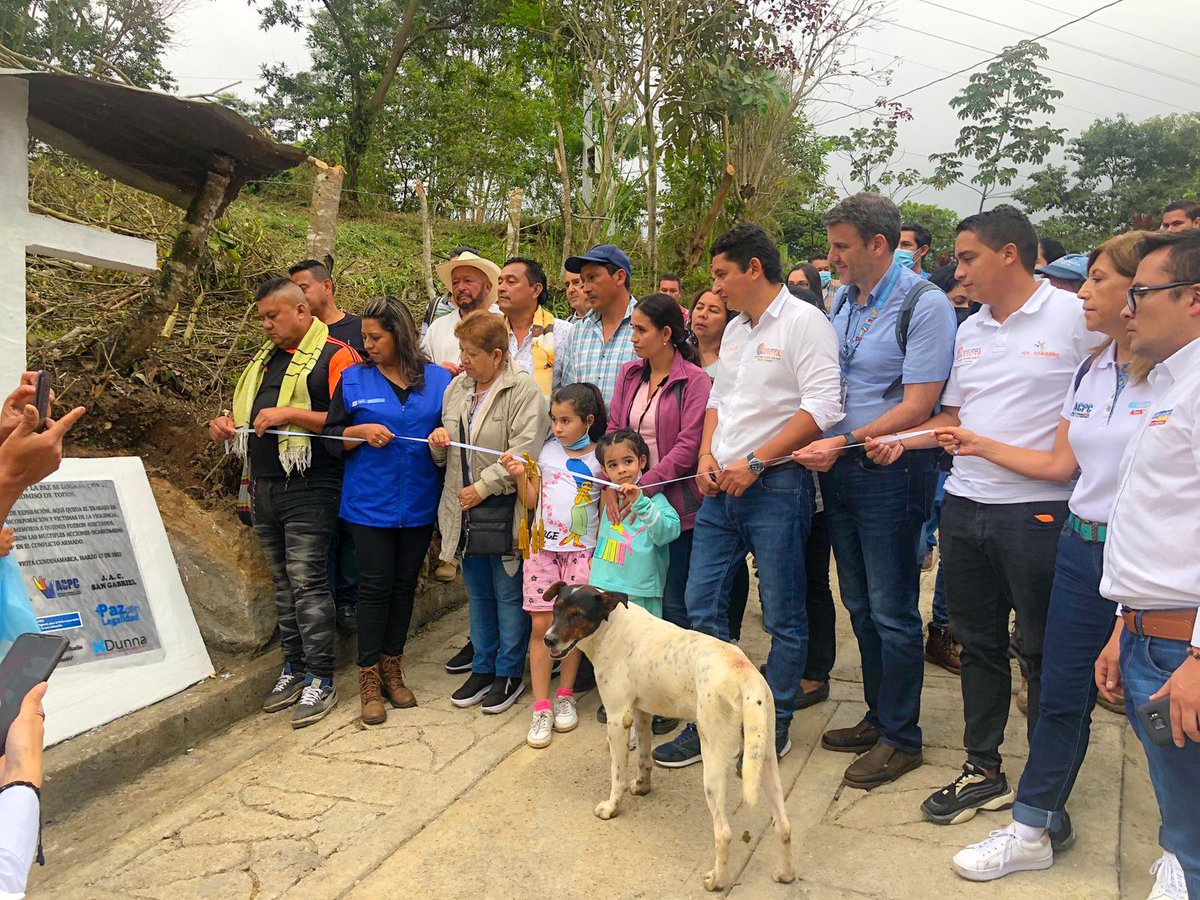 MisionONUCol's tweet photo. #HechosDePaz En Viotá, Cundinamarca, un grupo de personas en proceso de reincorporación construyó una placa huella de acceso al cementerio, como medida de reparación a víctimas de la vereda San Gabriel, con apoyo de @AlcaldiadeViota @AgenciaPazCundi @ARNColombia @DunnaColombia 🕊️ https://t.co/d8sXjLSeBQ