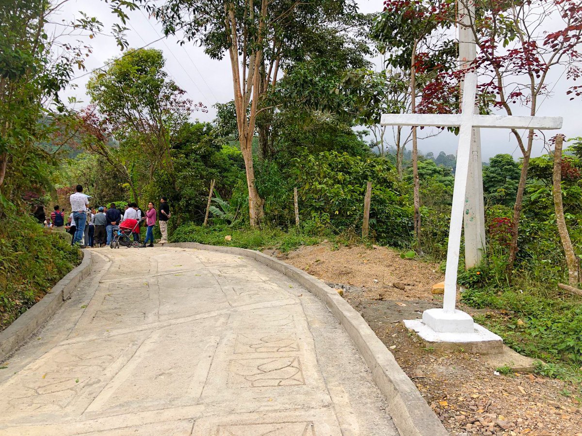 MisionONUCol's tweet photo. #HechosDePaz En Viotá, Cundinamarca, un grupo de personas en proceso de reincorporación construyó una placa huella de acceso al cementerio, como medida de reparación a víctimas de la vereda San Gabriel, con apoyo de @AlcaldiadeViota @AgenciaPazCundi @ARNColombia @DunnaColombia 🕊️ https://t.co/d8sXjLSeBQ