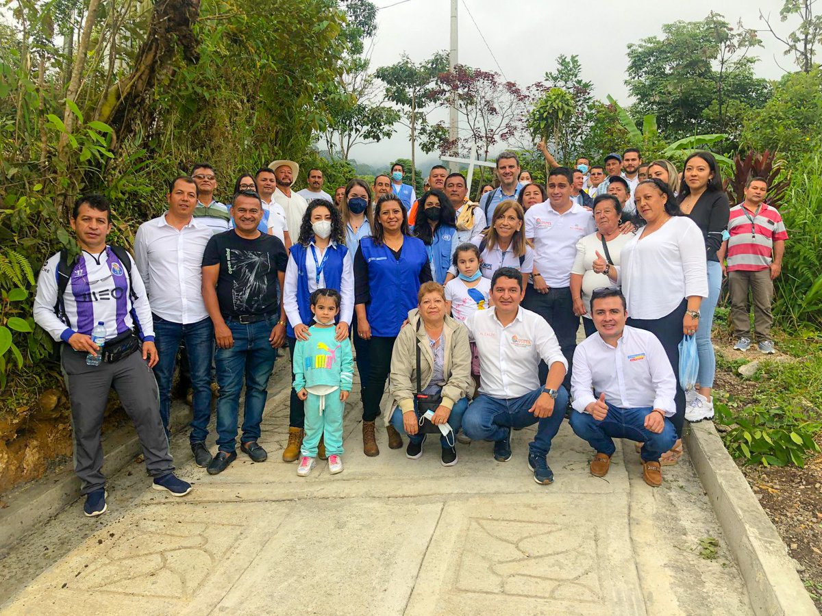 MisionONUCol's tweet photo. #HechosDePaz En Viotá, Cundinamarca, un grupo de personas en proceso de reincorporación construyó una placa huella de acceso al cementerio, como medida de reparación a víctimas de la vereda San Gabriel, con apoyo de @AlcaldiadeViota @AgenciaPazCundi @ARNColombia @DunnaColombia 🕊️ https://t.co/d8sXjLSeBQ