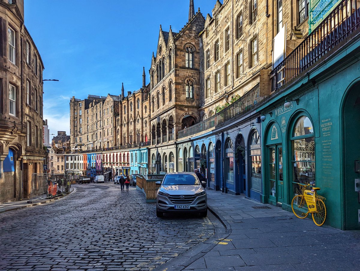 When the sun comes out in Edinburgh and you make the most of it 😍

<a href="/VisitScotland/">VisitScotland</a> #travel #ScotlandIsCalling
