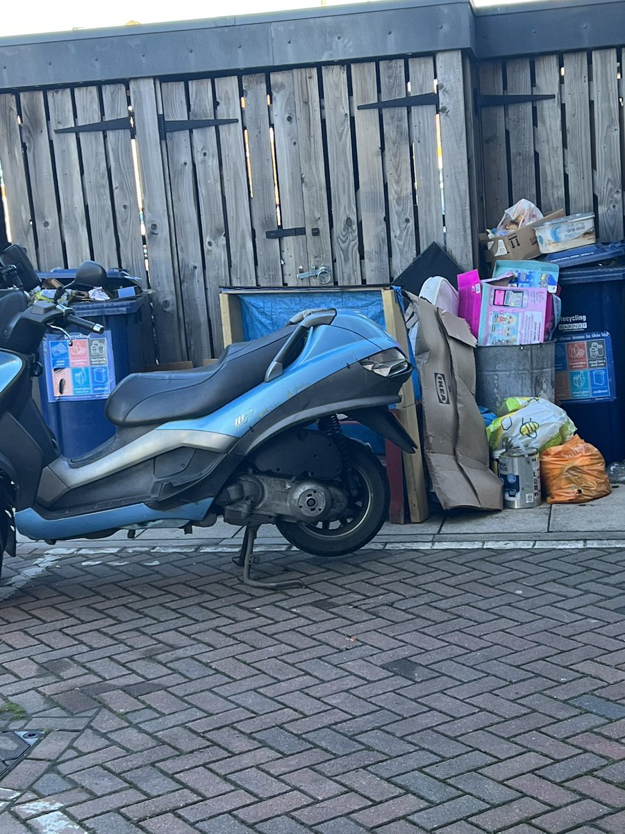IJakaj's tweet photo. @HelloSanctuary this is horrible@ rats rats rats!!!!
Any chance for empty the communal rubbish bin store https://t.co/XSHycKRcEE