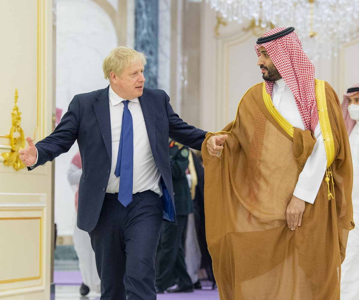 MASHAL_ALHARTHY's tweet image. يوم احتمى فالعالم الحرب والضرب
             والروس تنطح روسها في صليبها
قامت تخابط له هل الشرق والغرب
              دولـة يـوديهـا ودولـة يجيبهـا..