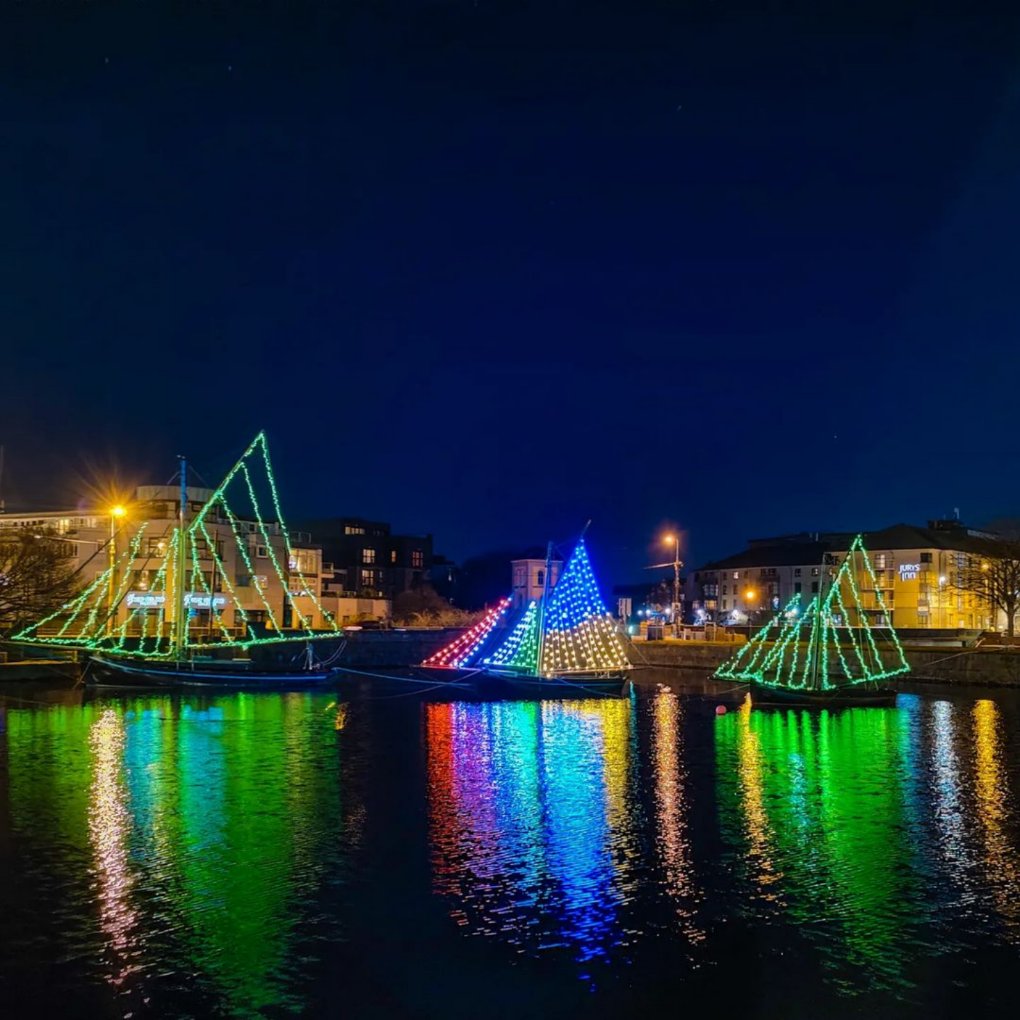 We hope everyone had a fantastic St. Patrick's Day... Goodnight from Galway! 💚🤍🧡💙💛☘️🇮🇪

📸 IG/ shanegalv
📌 Galway, Ireland 

#StPatricksDay #PaddysDay #GlobalGreening #StPatrick #Green #GalwayHookers #Solidarity #Ukraine #Claddagh #Galway #Ireland #VisitGalway