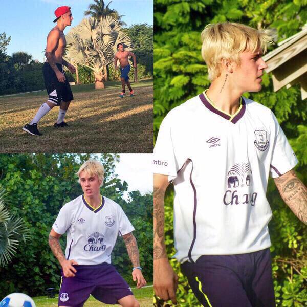Cultura_Redonda's tweet photo. 😳 ¿No tenías idea que a #JustinBieber le gustaba el fútbol?
😊 Nosotros tampoco y parece que le cae bien el #Everton.
#FamososConCasacas
#Bieber #Justin #Liverpool #Toffes #POP https://t.co/i72HShBUlt