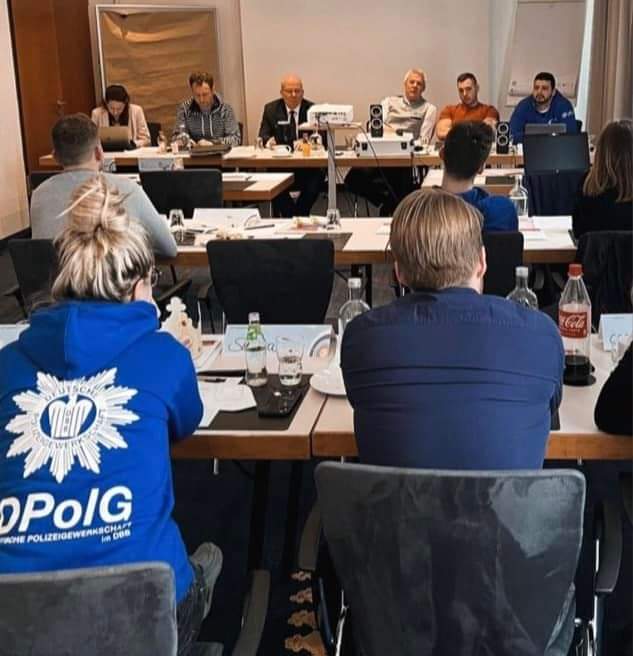 DPolGBund's tweet photo. Bundesjugendkonferenz der #DPolG in #Magdeburg: Viele tolle und hochmotivierte Kollegen/-innen, die sich äußerst engagiert in den Themen für die Polizeibeschäftigten deutschlandweit einbringen.
#polizei #jungepolizei #amPulsderZeit #netzwerk https://t.co/PLpfZesUkS