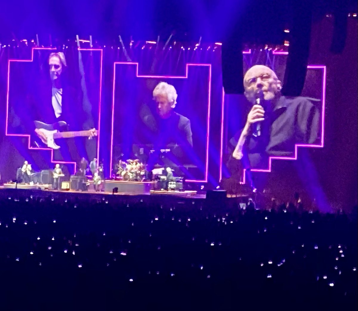 GallCorty's tweet photo. Nuit incroyable @ParisLaDefArena
Vivre cet ultime moment magique pour beaucoup de fans 
Merci @PhilCollinsFeed @genesis_band pour ce concert émouvant, avec un  brin de nostalgie et un petit pincement au cœur pour la der des ders en France ! https://t.co/fjck2yBv8q