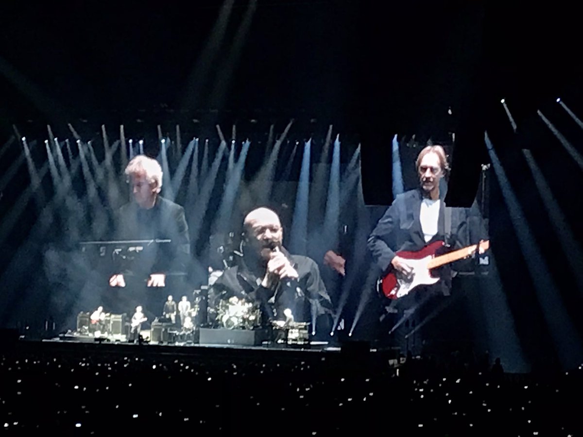 GallCorty's tweet photo. Nuit incroyable @ParisLaDefArena
Vivre cet ultime moment magique pour beaucoup de fans 
Merci @PhilCollinsFeed @genesis_band pour ce concert émouvant, avec un  brin de nostalgie et un petit pincement au cœur pour la der des ders en France ! https://t.co/fjck2yBv8q