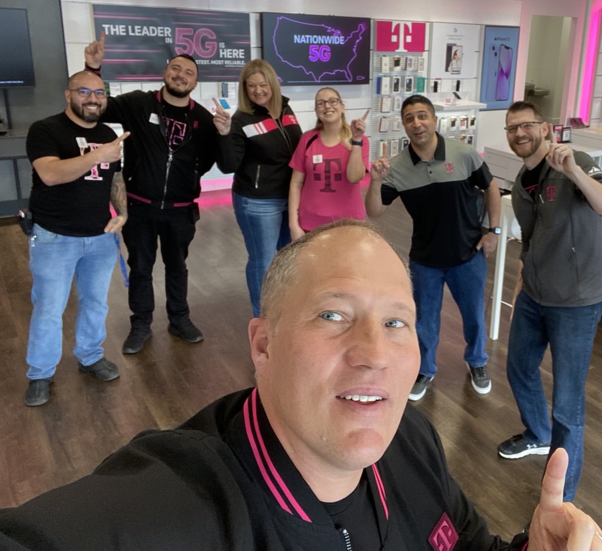 So excited to have Tracey Nielsen visit our COR Bend Store! Ben, Manny and the team are #CustomerObsessed and were thrilled to share how our Game Changing Ultra Capacity #5G network is helping connect customers to their worlds! ⁦@TraceyNielsen99⁩ #SMRA