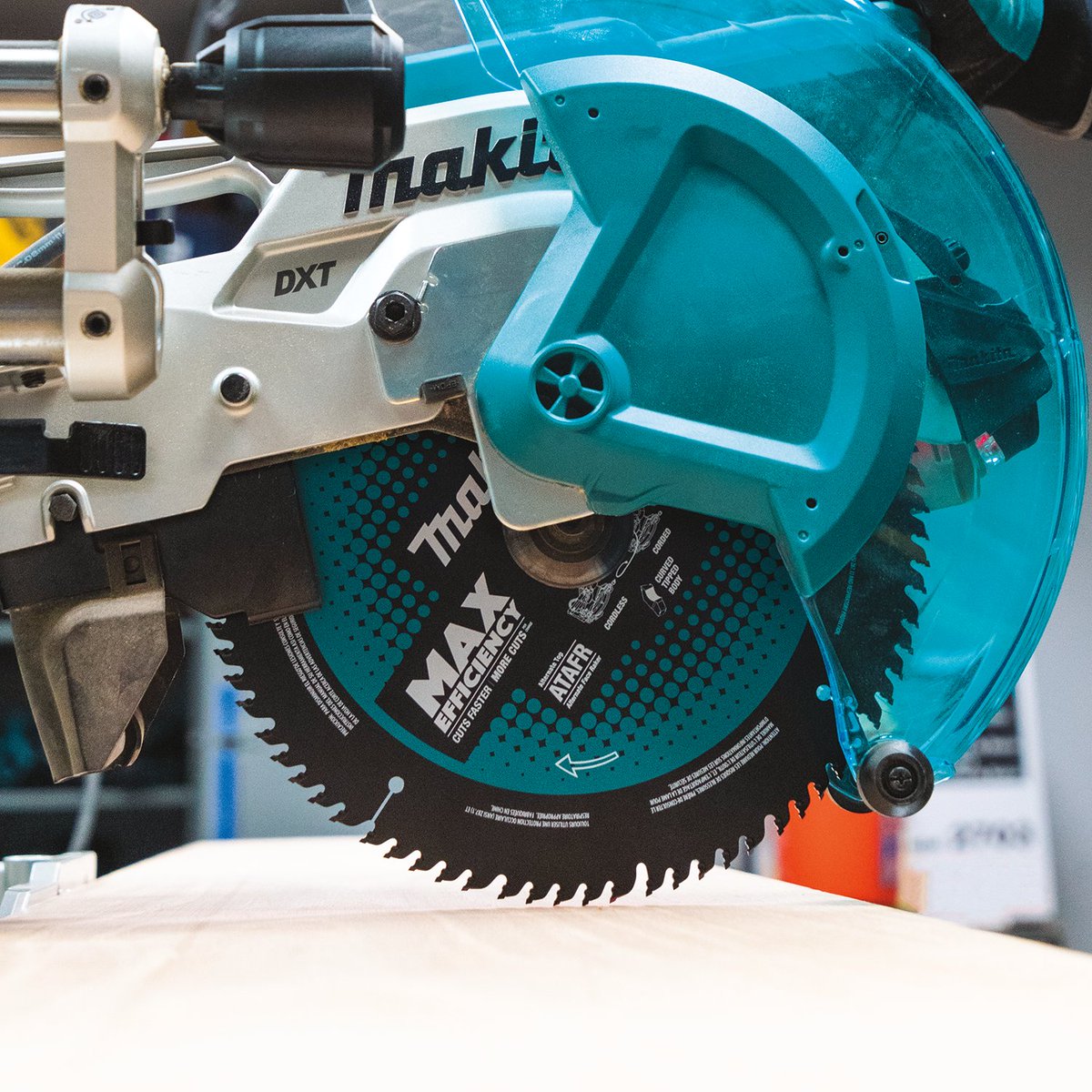 MakitaTools's tweet photo. The perfect combo: Makita LXT & XGT cordless miter saws and a Carbide-Tipped Max Efficiency Blade. The thin kerf design is engineered for smooth cuts, minimal material loss & less drag on the motor -- that means more cuts per charge compared to standard blades #maxefficiency https://t.co/0fOUHrm0hc
