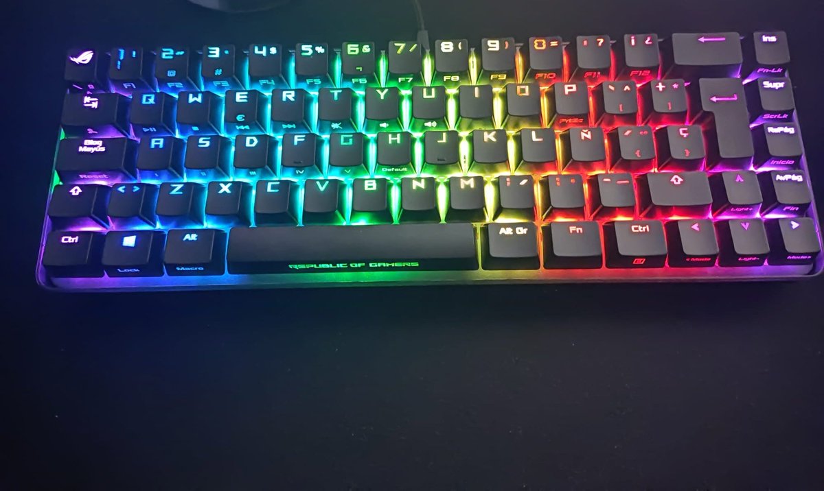 PapaGamerFriki's tweet image. Saben de algún #reposamuñecas oficial o que encaje para el teclado #AsusRogFalchion ? 

@ASUSROGES