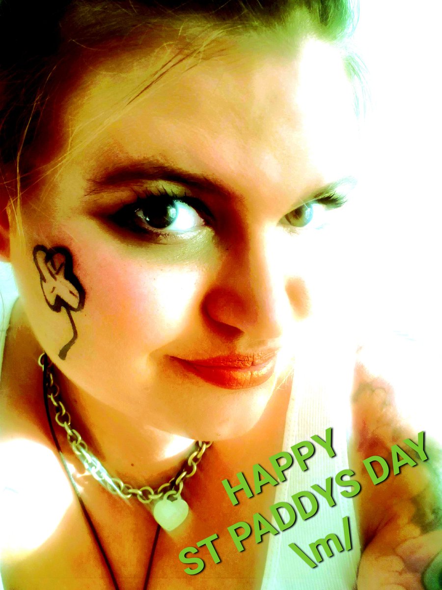 SheGAllin's tweet photo. Happy #StPatricksDay \m/
#FEELINGLUCKY #shamROKE #LIVEjig #partytime https://t.co/6skZHfNDGs