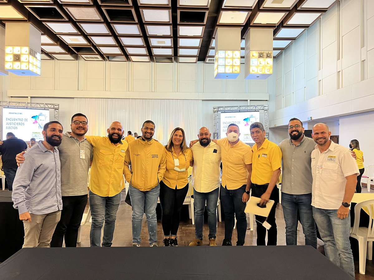 MarlonDiazG's tweet photo. @PJCarabobo1 presente en el #EncuentroElectosPJ en la ciudad de Maracaibo. Compartiendo experiencias con dirigentes de todo lo largo y ancho de Venezuela. 

“Pensar universalmente, actuando localmente”. No desmayemos en la labor, ¡el futuro del país está en nuestras manos! https://t.co/6IYKAhbS1c