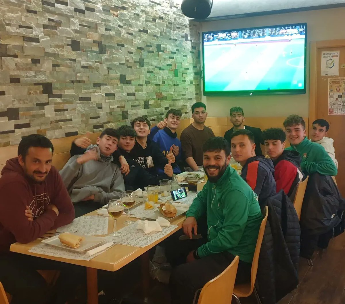El equipo Juvenil disfrutaba de una buena merienda, invitados por la Escuela de Fútbol, en uno de los establecimientos colaboradores de esta temporada, Cerveceria Lekus.
Gracias a David Lecuona Saiz por la atención prestada a nuestros jugadores. 
💚💚#elverdeapasiona💚💚