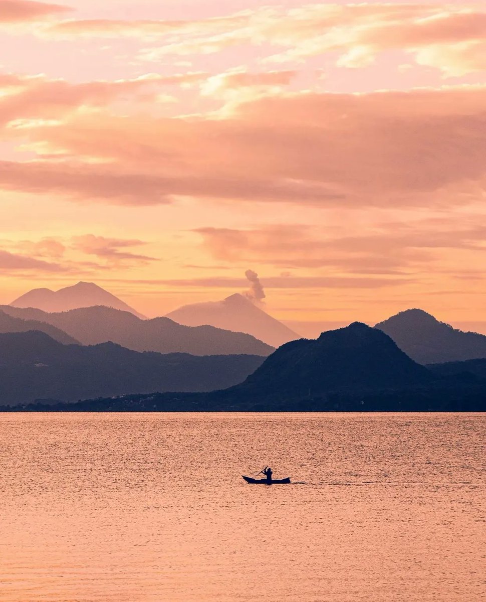 NatureVSCO's tweet photo. Lake Atitlán, Guatemala 🇬🇹
📸: heynerhernandezphoto | IG https://t.co/ey8gG6UiCo