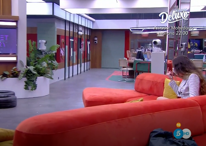 SecretStory_es's tweet photo. Una verdadera #MOTOMAMI  le hace una peineta a su crush #SecretGala9 https://t.co/jSqyPwG4FC