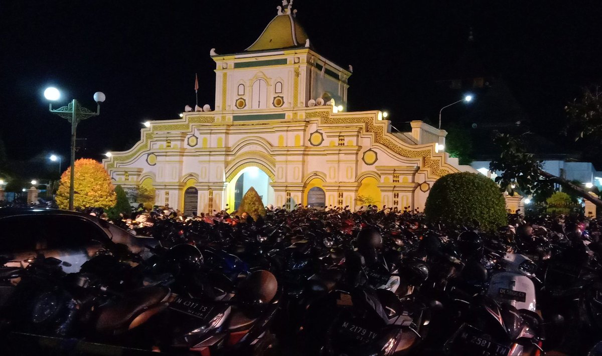 AchmadMarsuki's tweet photo. Mobil dan sepeda motor berjejer berdesakan menikmati purnama nisfu sya'ban, sambil mrngantar para pemiliknya ke masjid. https://t.co/OtxLfsnpRA