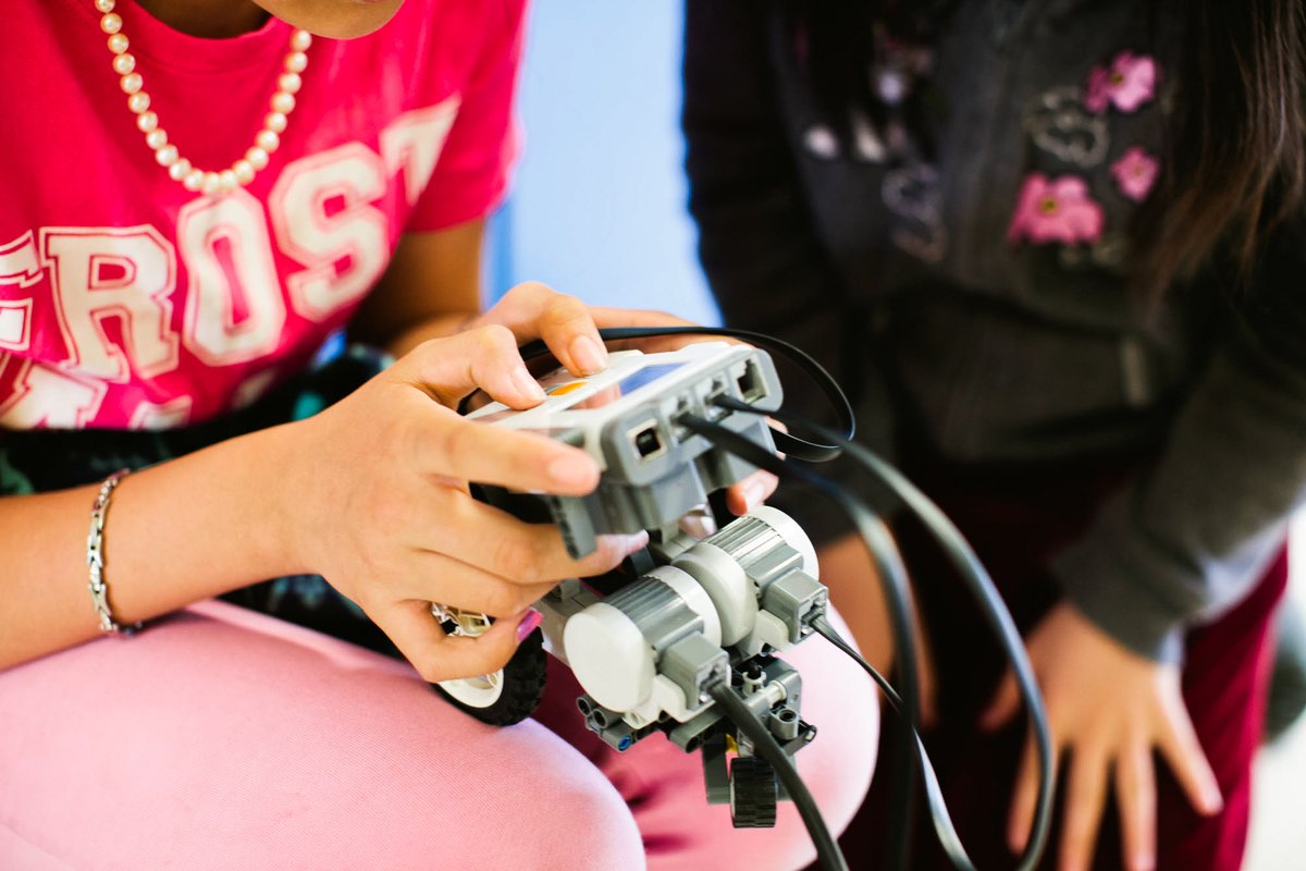 DonorsChoose's tweet photo. Voting for the @SamsungEDU Solve for Tomorrow Community Choice winner (which comes with $10,000 in classroom funding!) is open through 4/24. Head on over to https://t.co/4XjsmVWVzn every day and pick your favorite student-created idea for using STEM to benefit their community! https://t.co/SmGXmcrwlq