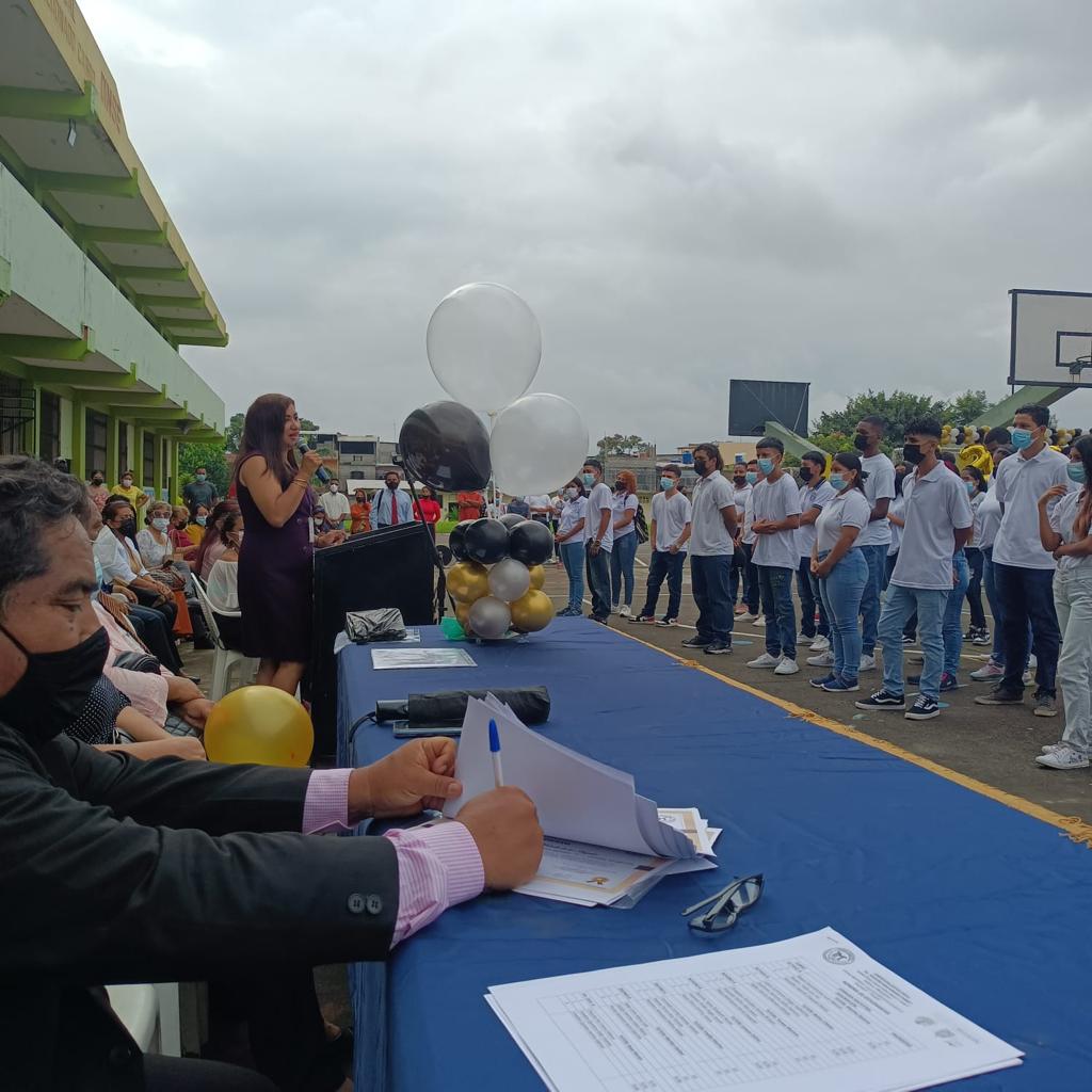 monka78's tweet photo. Hoy luego de dos años pudimos culminar el periodo lectivo de manera presencial en la institución Teodoro Maldonado Carbo del distrito #09D04, gracias a la comunidad comprometida, a los estudiantes por su esfuerzo, dedicación y a los docentes por su vocación permanente! https://t.co/oSsdZscXeJ