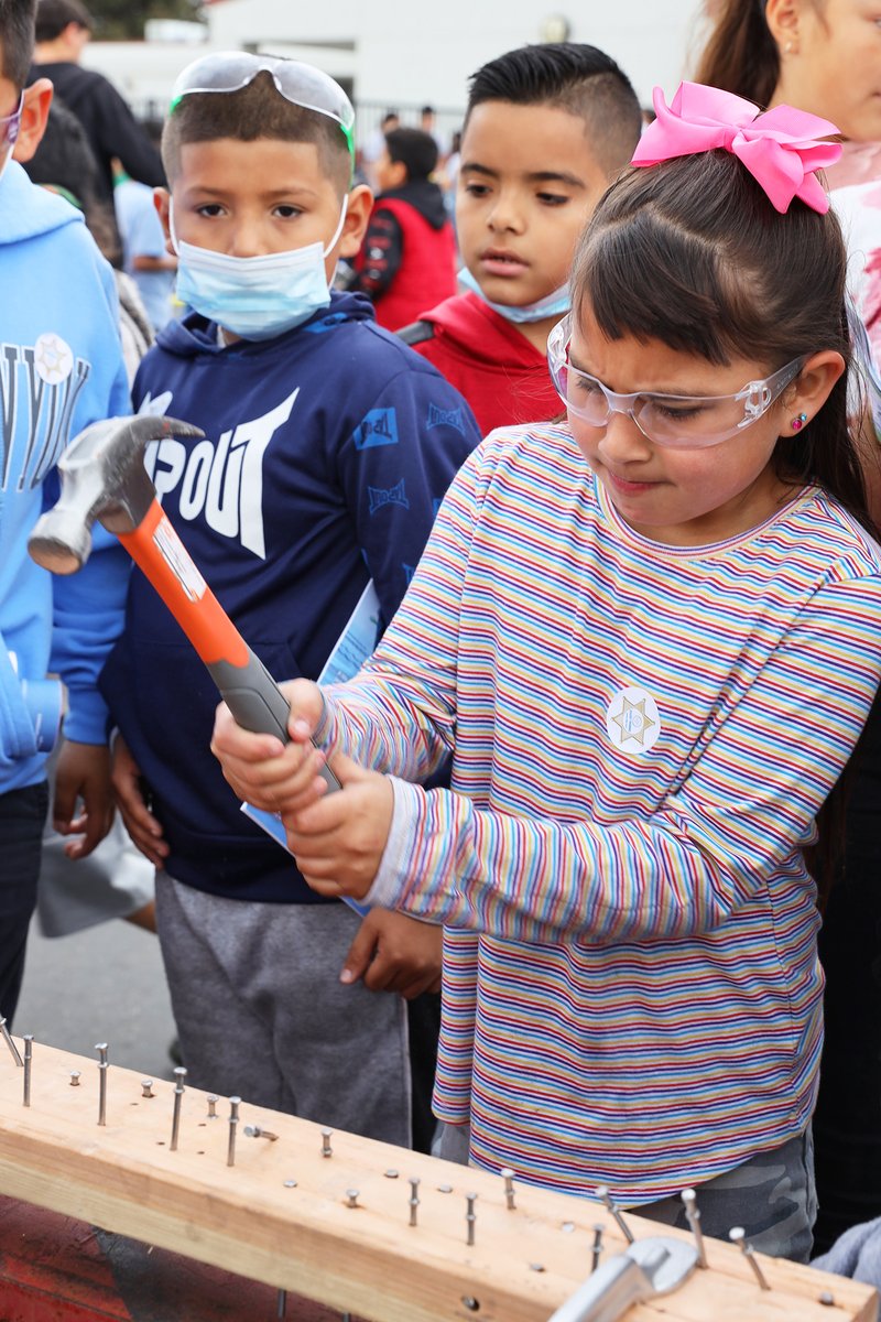 CeresUSD's tweet photo. There’s no better way to spend a morning than with 9⃣0⃣0⃣ 3rd-graders visiting #FarmToFactory Day at @chsbulldogpride. What an outstanding event! See  more pics at https://t.co/0TSlK4MBTh. 🐇🐔🐐🐄🐷🚜🥽🔨 #NowWeWantaBunny #CeresLearns https://t.co/oSr7C31x4h