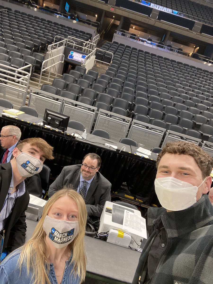 SMC_IUINDY's tweet photo. #MMSELFIE #MARCHMADNESS @drgeoffsherman https://t.co/sqJZh0Jxcg