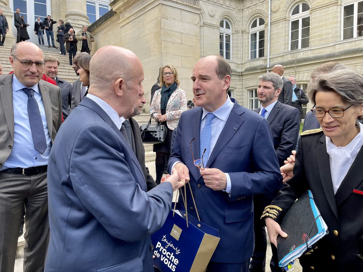 Accueil à #Amiens de @JeanCastex et d’<a href="/E_DupondM/">Eric Dupond-Moretti</a> pour évoquer la réforme de la #justice pénale de #proximité mise en place depuis un an. Elle permet une réponse plus rapide, systématique et adaptée à la #délinquance du quotidien, avec notamment la procédure pénale #numérique.