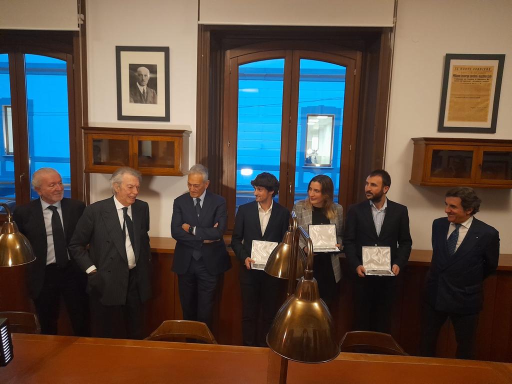 PaoloNacarlo's tweet photo. Oggi in via Solferino a Milano con il presidente di @LegaProOfficial @FrancescoGhire2 nella storica sede del @Corriere premiazione dei vincitori della 9a edizione del concorso di giornalismo dedicato a Roberto #Stracca. Una giornata per ricordare, per il futuro. @FIGC @wtobagi https://t.co/QRdLg4mpIU