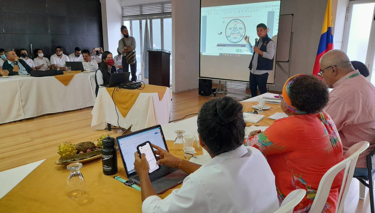 Cali_Participa's tweet photo. Junto con los jóvenes de la Escuela Gastronómica del @SENAComunica presentamos el Proyecto Integrado Distrital de Agroecología Urbana para fortalecer alianzas en temas de gastronómia y turismo.

Buscamos darle solución a temas de soberanía alimentaria y seguridad alimentaria.🍅🥬 https://t.co/E211Nz94Us