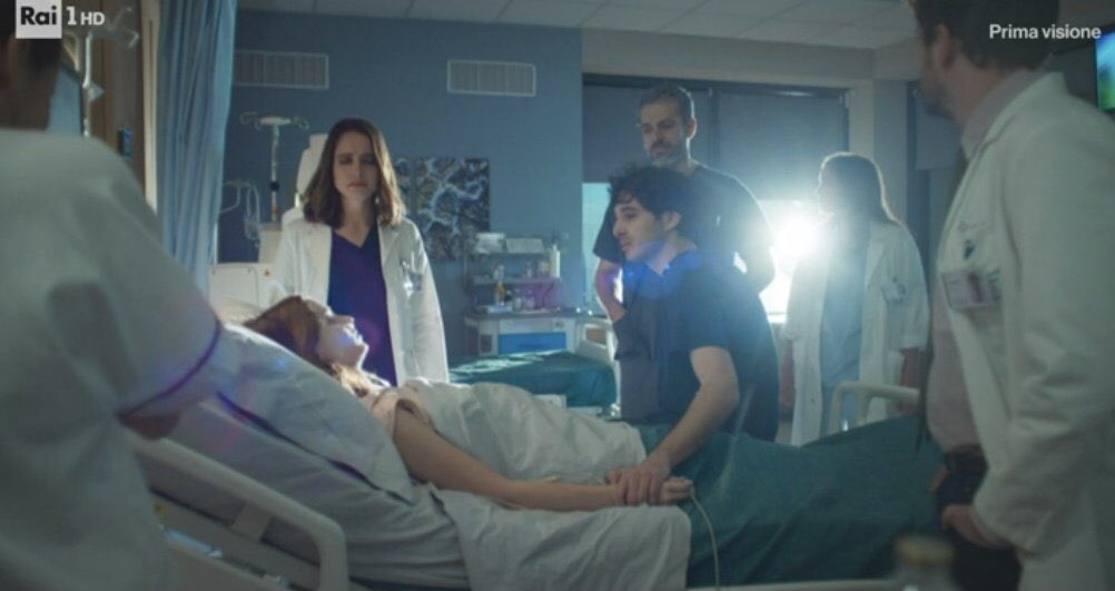 Alba: “Alla fine mi ero iscritta a medicina anche per questo..”
Ric: “Per cosa?”
Alba: “Per stare con mia madre.” 💔

#DocNelleTueMani2