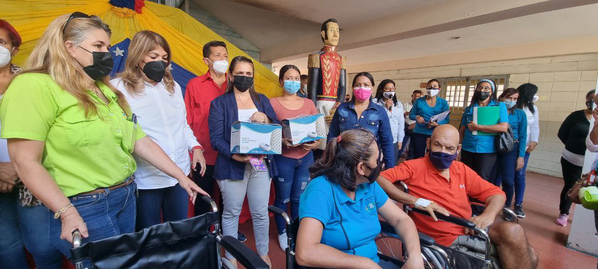 _LaAvanzadora's tweet photo. Es grato para nosotros @MPPEDUCACION realizar jornadas médico asistenciales para los maestros, que tanto lo merecen y necesitan. En #Carabobo no fue la excepción y llevamos atención en Oftalmología, Medicina General, Otorrinolaringología y Traumatología.

@NicolasMaduro https://t.co/jfF5b6ZBUu