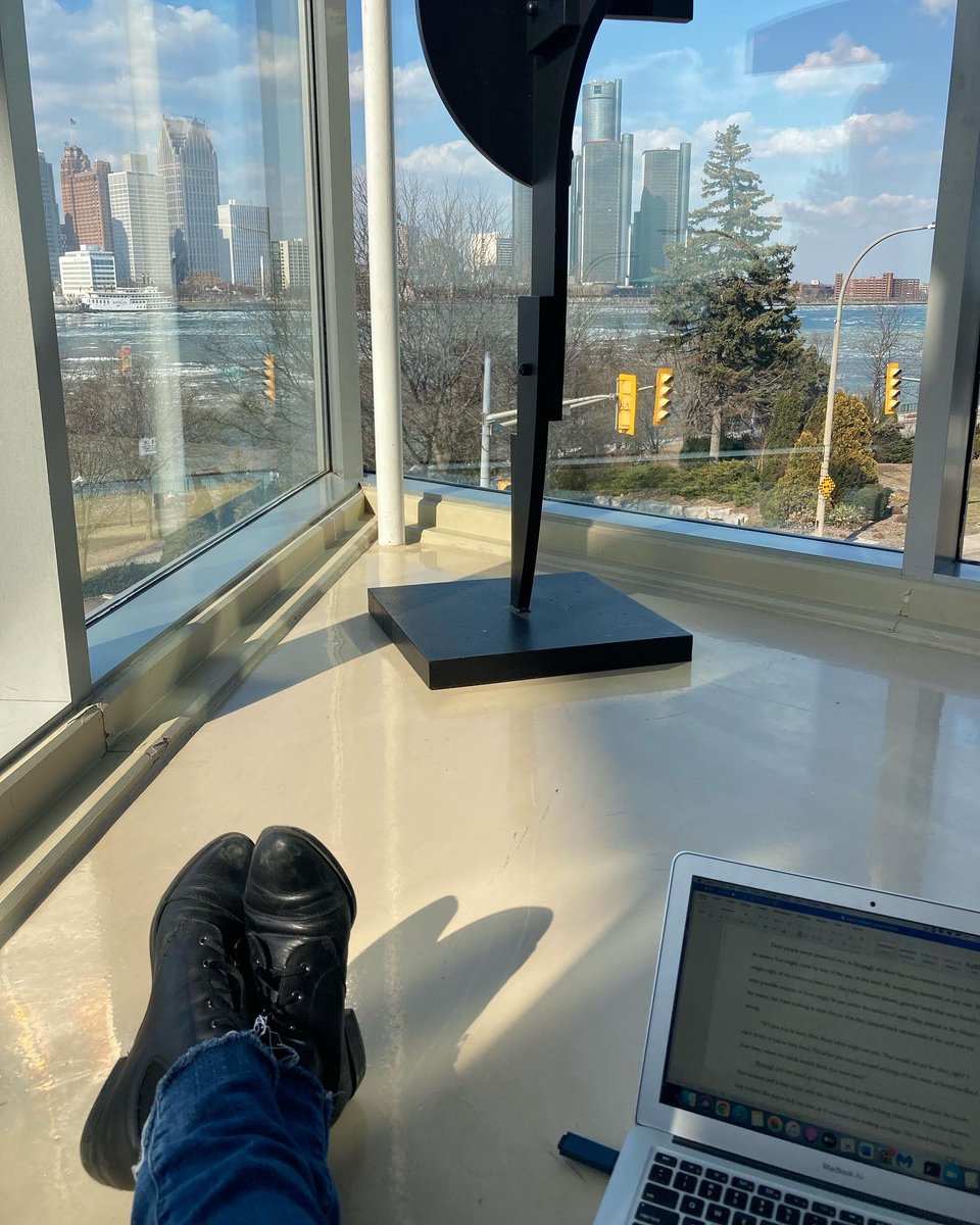 modernirish's tweet photo. Grateful to the Art Gallery of Windsor for letting me write in a beautiful, quiet, inspirational space. #virtualresidency #FemmeFolksFest2022 @PatTheDogPDC @spillyjaneknits #longingfordetroit #riverice #beautifulbudgiebag #amwriting #thosearemylegs #anonymouslegselfie https://t.co/qWESGifaqX