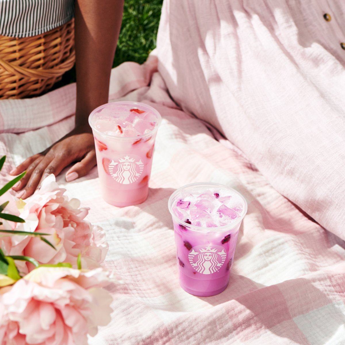 Starbucks's tweet photo. It’s a whole mood. 🌸 Pink Drink &amp; Dragon Drink 🌸 https://t.co/hfmebUek4j