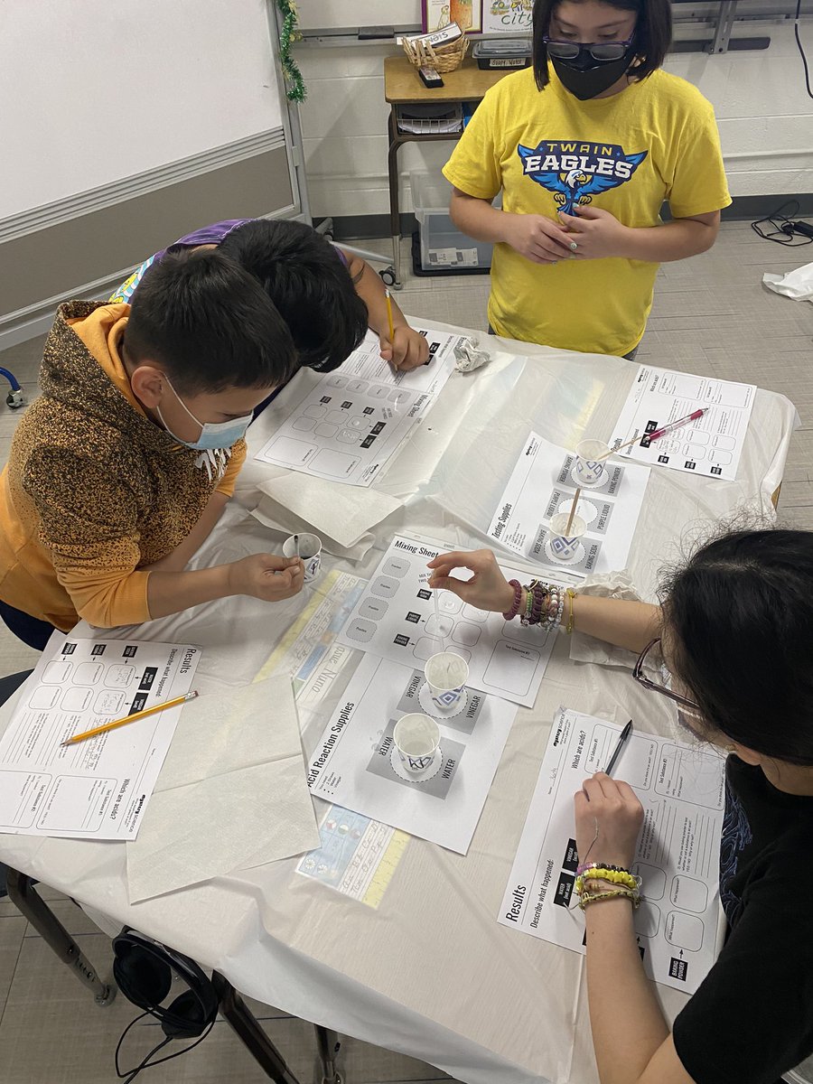 amberkim21's tweet photo. We have some fifth grade scientists in the making!! @ccsd21twain https://t.co/QxNDcZAJM1