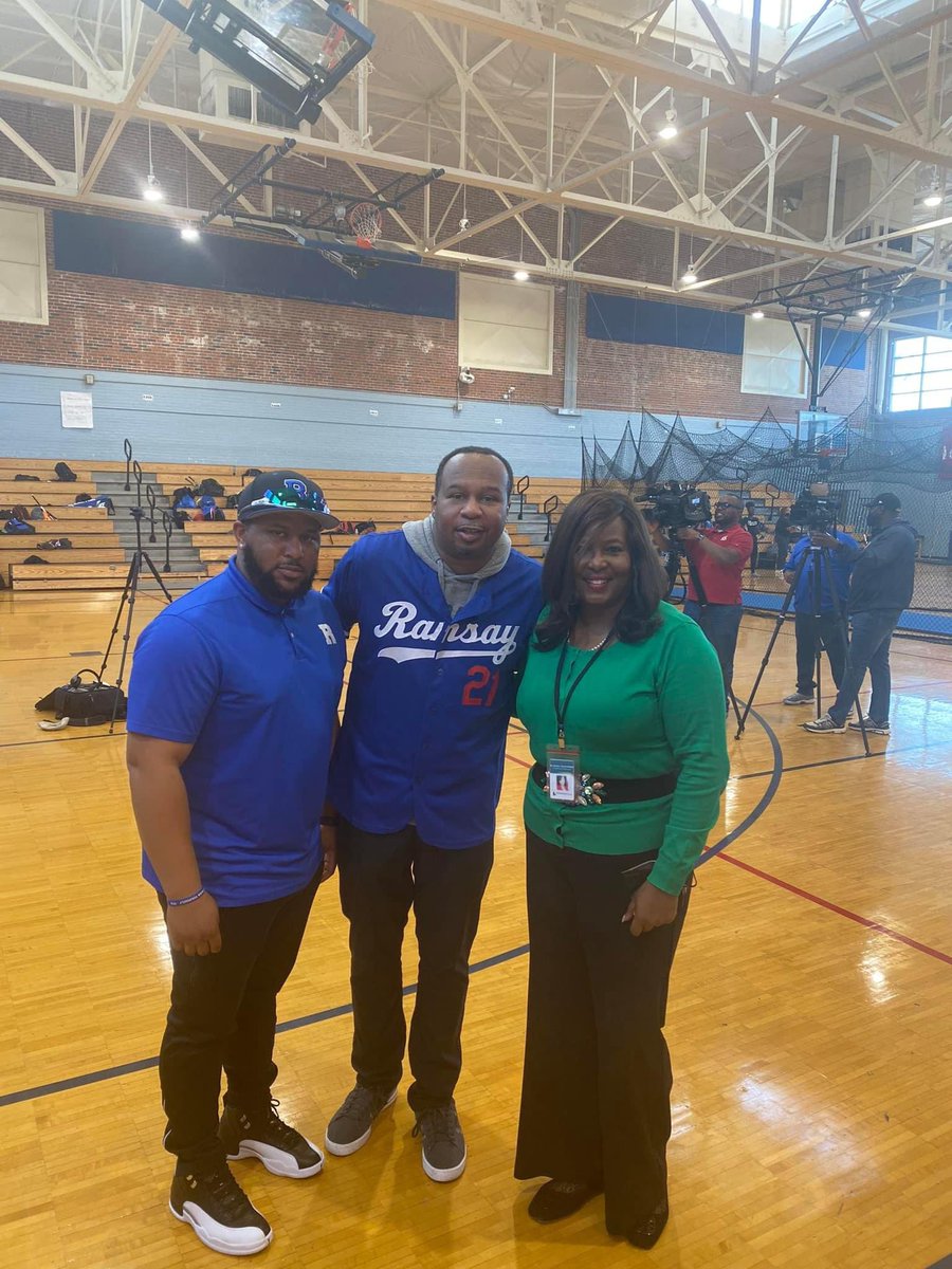 IbhsRamsay's tweet photo. Mr. Roy Woods, Class of 1996 and Former Baseball Player came through like Santa Claus TODAY. His contribution to the current baseball team, softball team, and our Student Success Center elevates us to another level of EXCELLENCE. WE ARE BEYOND GRATEFUL. 💙🥎💙⚾️💙📚 https://t.co/HZgQELB6TS