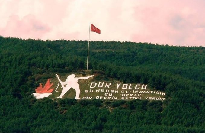 Arzu_Can52's tweet photo. Çanakkale Zaferinin 107. yılında, top yekün bir mücadeleyi tüm varlığıyla kanının son damlasına kadar veren kahraman milletimizi, onları bu ideale inandıran Gazi Mustafa Kemal Atatürk'ü ve Çanakkale'nin tüm kahramanlarını saygı, minnet ve rahmetle anıyoruz. #ÇanakkaleGeçilmez 🇹🇷 https://t.co/EgnBVTWXpL